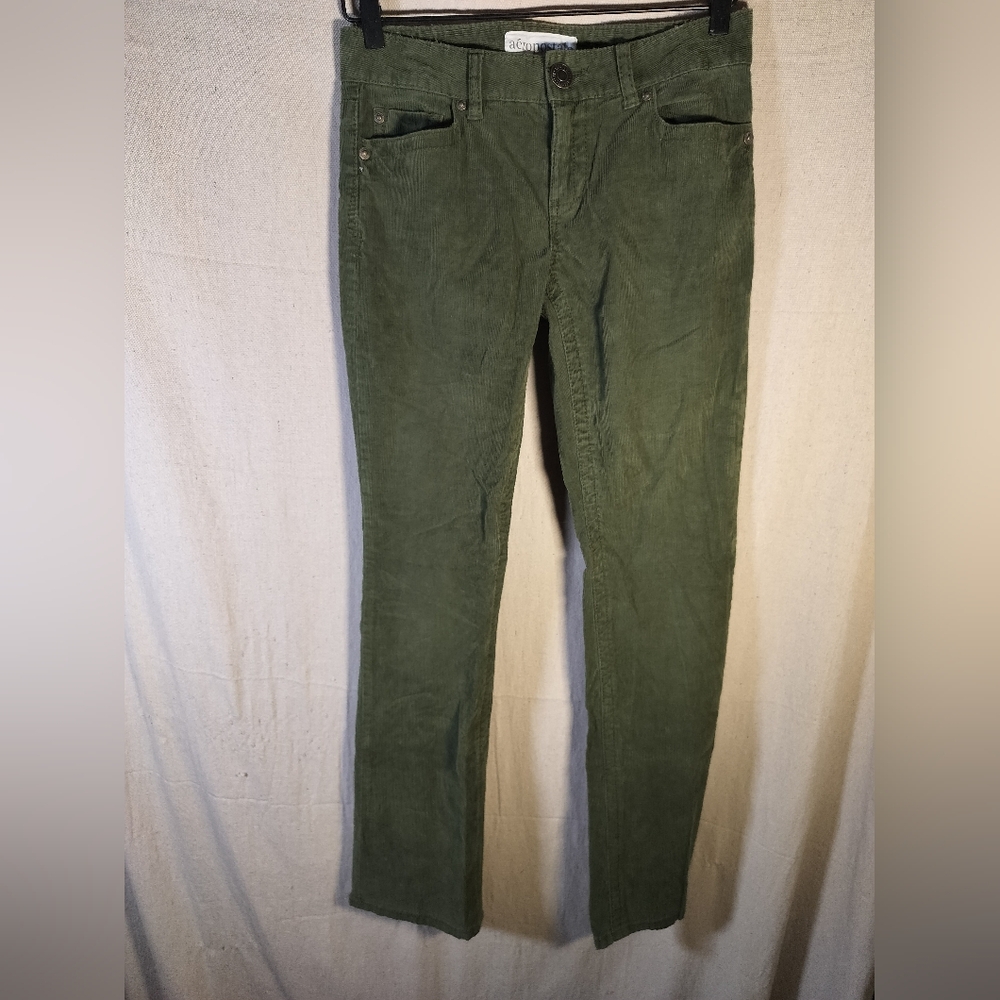 Woman's green corduroy Aeropostale stretch size 3 / 4 pants in excellent shape. - Picture 1 of 9